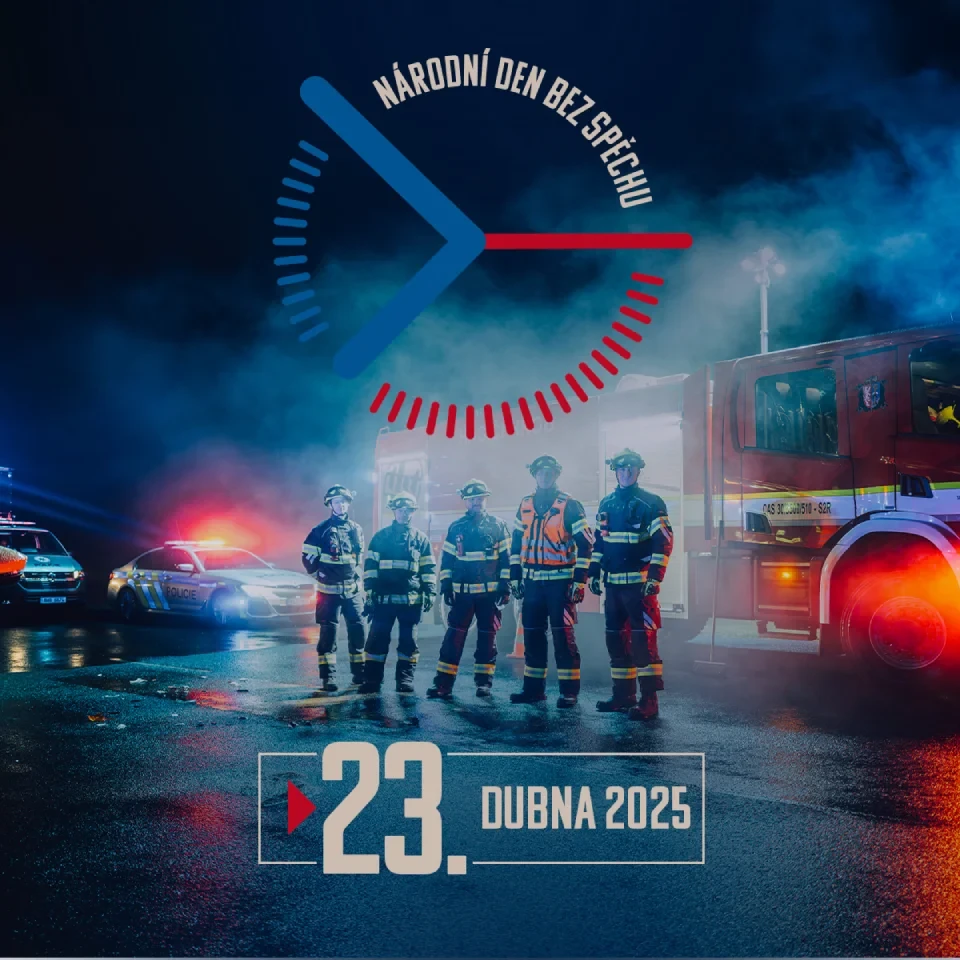 Noční pohled na skupinu požárníků před zásahovými vozidly - promo banner pro Národní den beze spěchu 23.4.2025